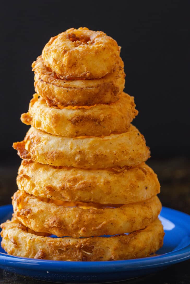 Pile d'onion rings sur une assiette bleue