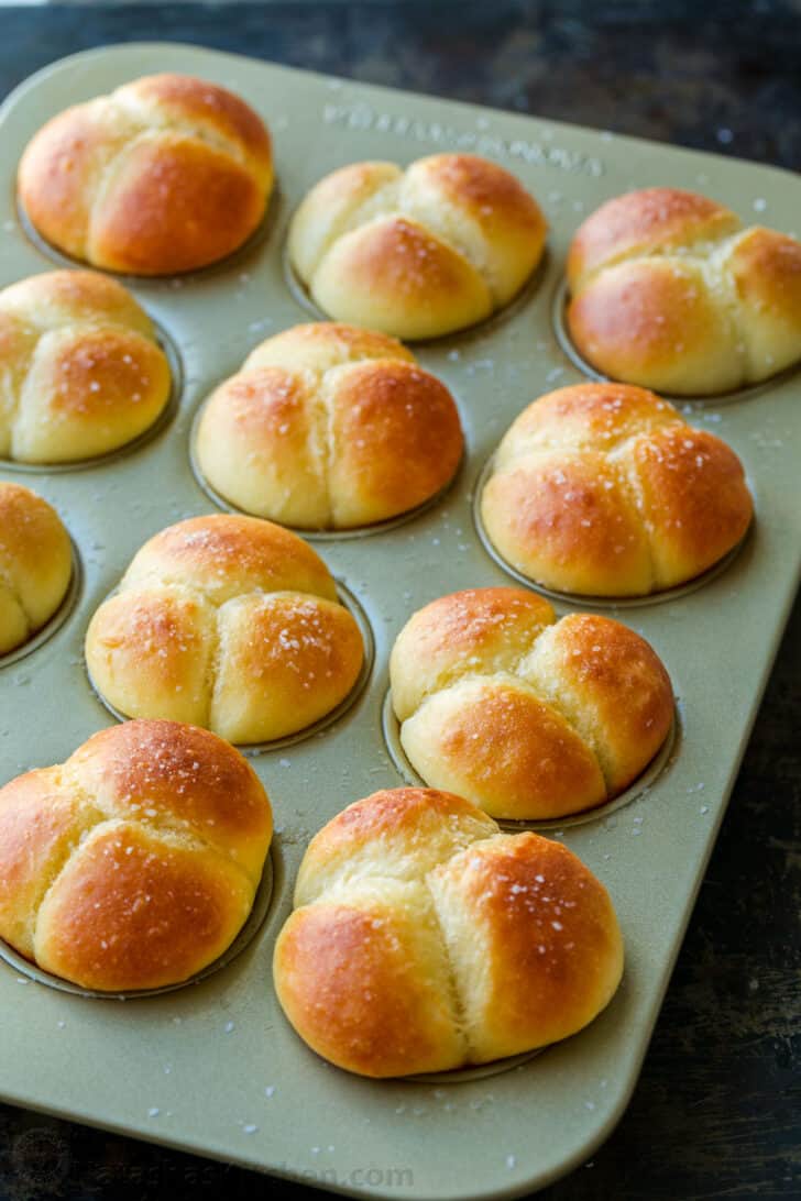 Petits pains en forme de trèfle cuits dans un moule à muffins