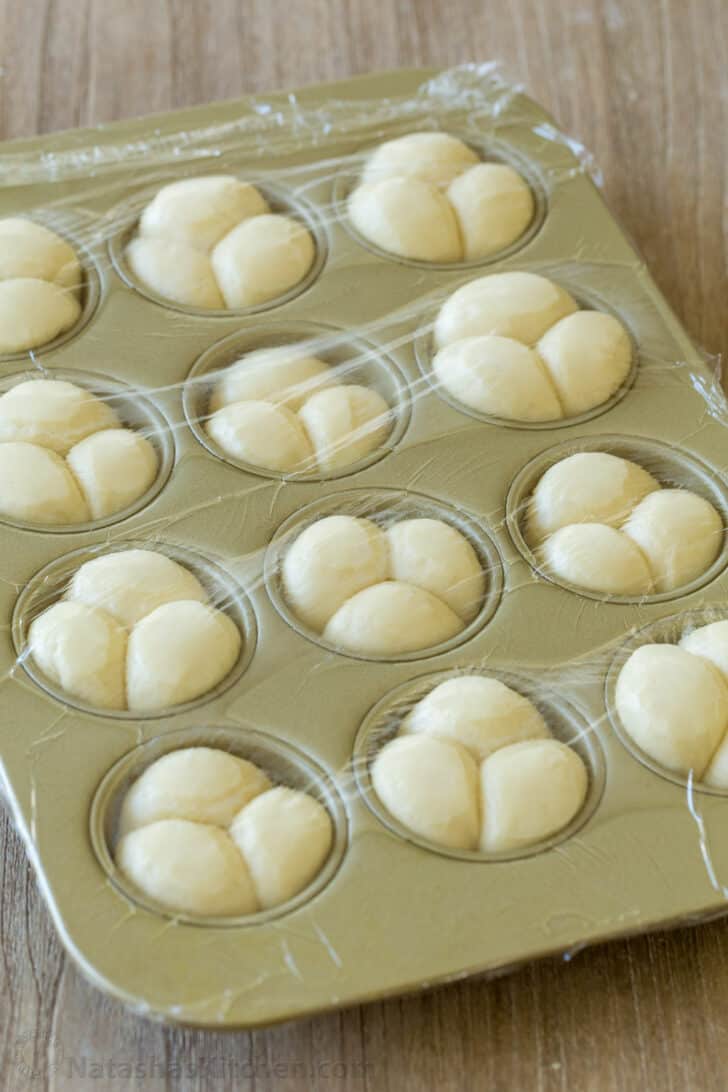 Petits pains de dîner en forme de trèfle préparés à l'avance, recouverts de film plastique
