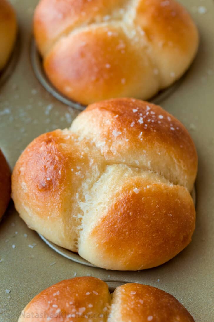 Vue rapprochée du dessus beurré du meilleur petit pain de dîner en forme de trèfle