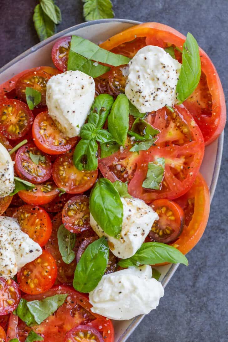 Salade de tomates Burrata sur une assiette