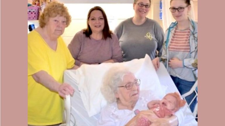 98-year-old descendants family family photograph generational love granddaughter great-great-great-grandchild Kentucky matriarch large family MaeDell Taylor Hawkins. remarkable family 