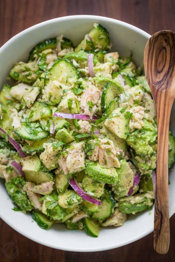 Cette Salade d'Avocat au Thon a une incroyable fraîcheur ! La salade de thon à l'avocat est riche en protéines. L'avocat ajoute une crémosité saine et très satisfaisante. | natashaskitchen.com