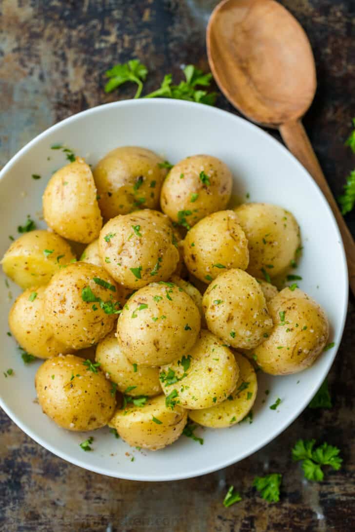 Pommes de terre bouillies dans un bol