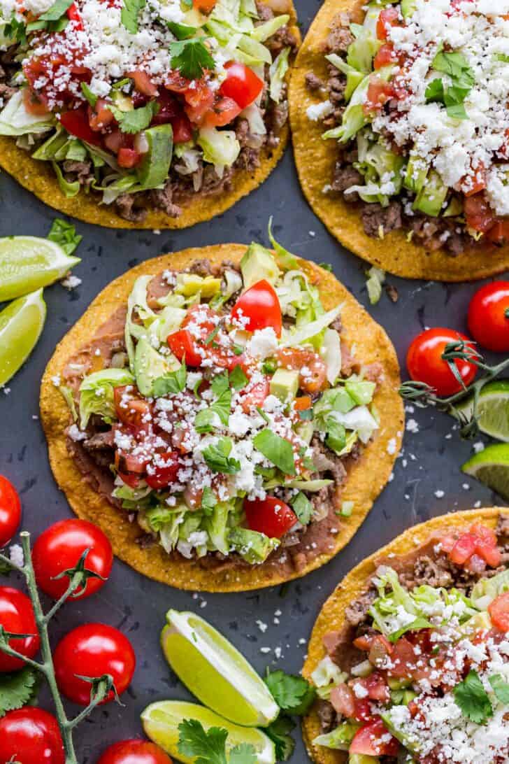 Tostadas servies avec des garnitures sur un plateau