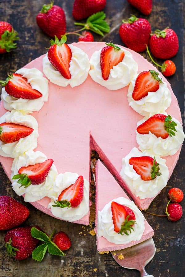 Cheesecake aux fraises avec une part découpée