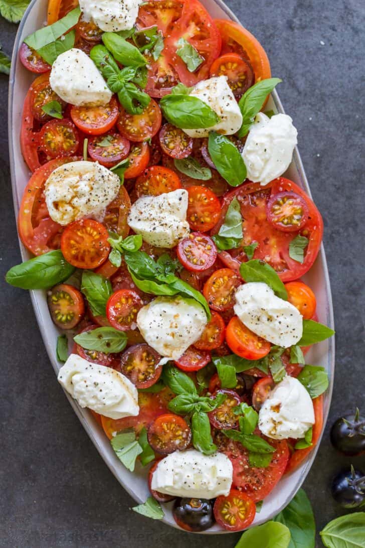 Salade de tomates Burrata sur une assiette